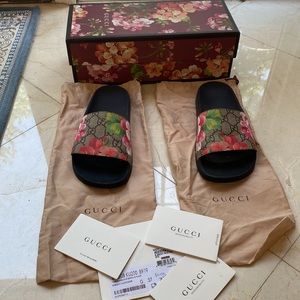 GUCCI GG Supreme Blooms Place Slide Sandal.   Never worn.